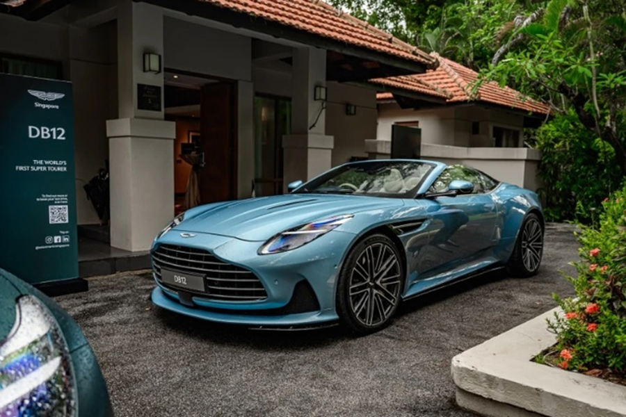 Theo đó, chiếc  Aston Martin DB12 Volante 2024 đầu tiên xuất hiện tại Đông Nam Á là Singapore sẽ sở hữu ngoại thất màu xanh Caribbean Blue độc đáo. Xe có nhiều chi tiết được cá nhân hóa bởi bộ phận Q by Aston Martin như: màu sơn ngoại thất, da ghế, đường chỉ, chất liệu ốp...