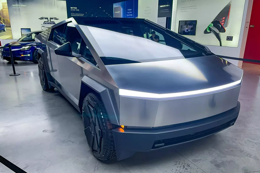  Tesla Cybertruck 2024 mới là dòng bán tải của hãng xe Tesla, nó thậm chí còn được ví như các mẫu xe bọc thép nhờ thiết kế rất hầm hố, cá tính. Tesla Cybertruck là dòng xe bán tải thuần điện, với sức mạnh lên đến tận 845 mã lực và thời gian tăng tốc từ vị trí xuất phát lên 96 km/h chỉ 2,6 giây.