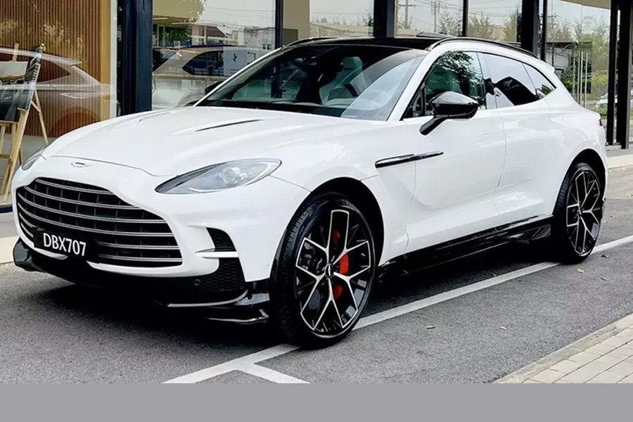 Cách đây 2 tuần, thông tin  Aston Martin DBX707 thứ 4 về Việt Nam, đã nhanh chóng thu hút sự quan tâm của cộng đồng mạng, cũng như giới mê xe trong nước, đây được xem là đối thủ xứng tầm của Lamborghini Urus Performante có giá chỉ từ 16,5 tỷ đồng tại Việt Nam.