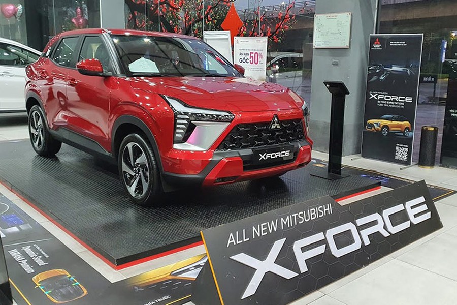  Mitsubishi Xforce tại Việt Nam được giới thiệu lần đầu tiên tới người tiêu dùng vào ngày 10/01/2024. Tại nước ta, Mitsubishi Xforce được phân phối với 4 phiên bản, gồm: GLX có giá 599 triệu đồng, Exceed giá 640 triệu đồng, Premium giá 680 triệu đồng và bản cao cấp nhất là Ultimate vẫn chưa được mở bán.