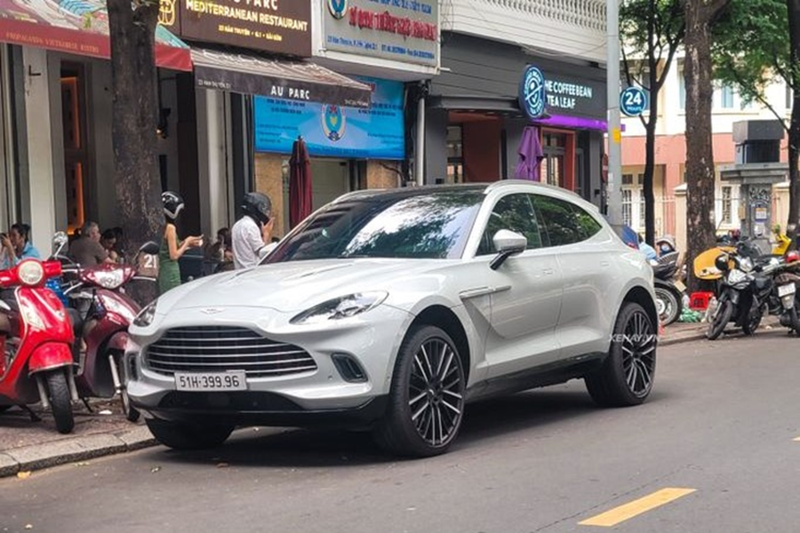 Chiếc  Aston Martin DBX của đại gia Sài Gòn này sở hữu ngoại thất màu xám cá tính. Đầu xe nổi bật với phần lưới tản nhiệt đặc trưng, kết hợp với đèn pha LED hình ovan và đèn định vị ban ngày (DRL).