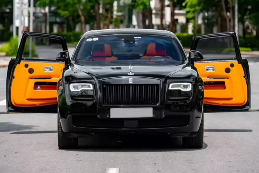 Với nhiều dân chơi đam mê các dòng xe siêu sang của thương hiệu Rolls-Royce, có lẽ bây giờ là "thời điểm vàng" để sở hữu, vì giá bán chỉ tương đương các dòng sedan hạng sang, đơn cử như  Rolls-Royce Ghostt Series I siêu sang có giá rao bán chỉ loanh quanh hơn 5 tỷ đồng.