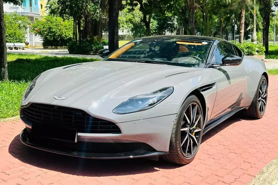 Mới đây, trên thị trường mua bán xe lướt đã xuất hiện chiếc xe thể thao  Aston Martin DB11 V8 hàng hiếm đang được chào bán đã nhanh chóng nhận được sự quan tâm của cộng đồng mạng, theo tìm hiểu, đây chính là Aston Martin DB11 V8 thứ 7 được nhập khẩu chính hãng về Việt Nam, xe có màu sơn China Grey rất đẹp mắt.