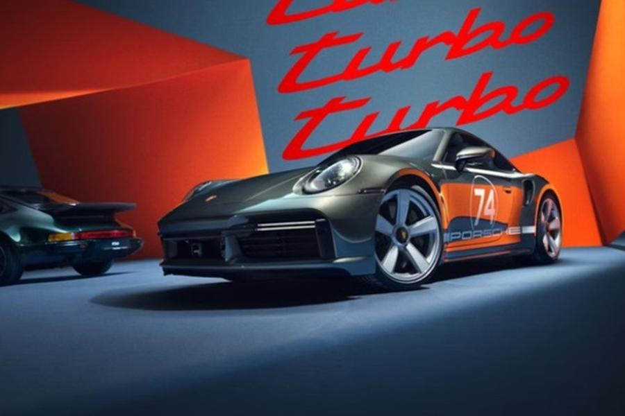  Porsche 911 Turbo 50 Years đặc biệt gây ấn tượng với ngoại thất màu xám đi cùng những hình dán decal trang trí lấy cảm hứng từ mẫu Porsche 911 RSR Turbo từng được trưng bày tại triển lãm ôtô Frankfurt năm 1973.