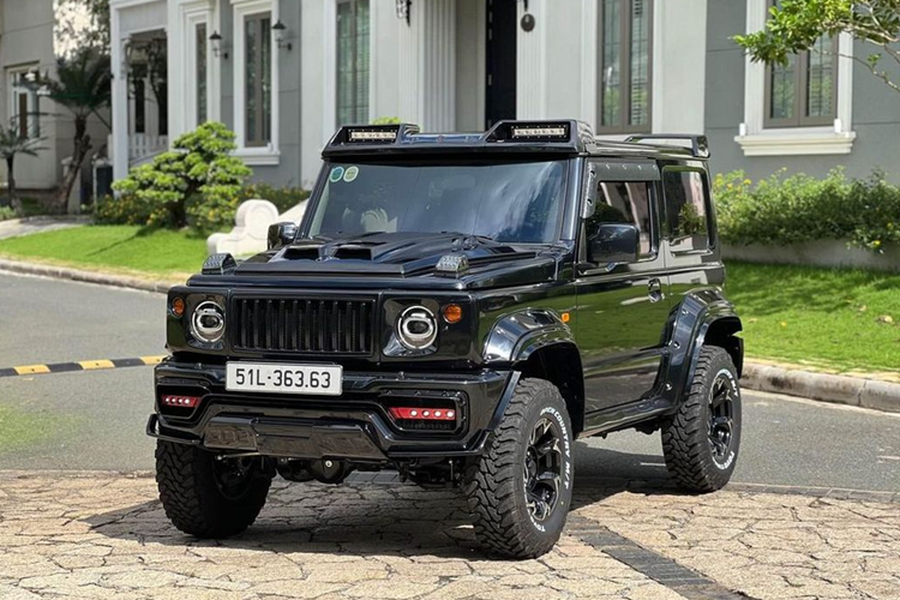 Thời gian gần đây trên thị trường xe cũ xuất hiện bài đăng  rao bán Suzuki Jimny 2024. Chiếc Jimny 2024 “lướt” này nhận được nhiều sự chú ý do xe có ODO mới dừng ở mức 500km và xe đã được độ lại ngoại thất. Mức giá mong muốn sang tay mà người bán đưa ra là 1,399 tỷ đồng.