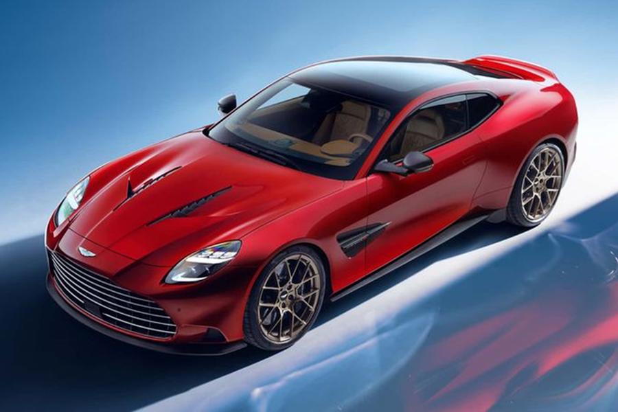  Aston Martin Vanquish 2025 mới mới sở hữu ngoại thất ấn tượng với những đường nét cắt xẻ táo bạo pha lẫn giữa ngôn ngữ thiết kế hiện đại và cảm hứng cổ điển.