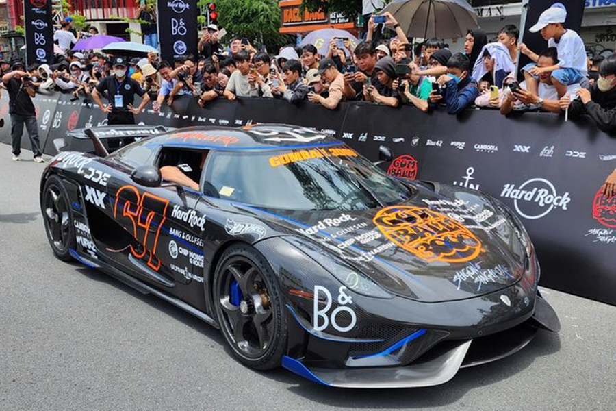  Koenigsegg Regera bản Honey xuất hiện tại Việt Nam dự Gumball 3000 2024 trong sáng nay 14/9/2024. Tại khu trưng bày xe với tên gọi Gumball Grid – mệnh danh là “bãi xe đắt giá nhất thế giới” góp mặt 100 siêu xe, hypercar, xe thể thao, xe JDM, xe độ, xe cổ điển…