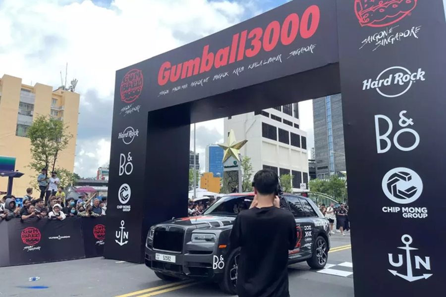 Tại hành trình siêu xe Gumball 3000 2024 đang diễn ra những chặng cuối cùng, có lẽ nhiều người sẽ rất chú ý đến 1 chiếc xe đặc biệt, đó là SUV siêu sang  Rolls-Royce Cullinan của đội 01, vì chiếc xe này thoạt nhìn không có gì nổi bật, ngoại thất vẫn là màu xanh của xe nguyên bản, không được dán đề-can với các màu sắc lòe loẹt, nhưng nó lại thu hút sự quan tân vì mang biển số 01.