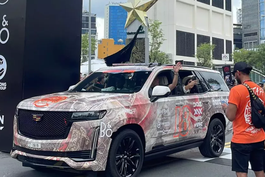 Tại hành trình siêu xe Gumball 3000 lần thứ 25, có hơn 100 xe tham dự và trong số này, các dòng xe SUV chiếm số lượng không nhỏ. Một trong số các xe SUV hạng sang tại Gumball 3000 2024 ở Việt Nam có  Cadillac Escalade phiên bản Sport Platinum.