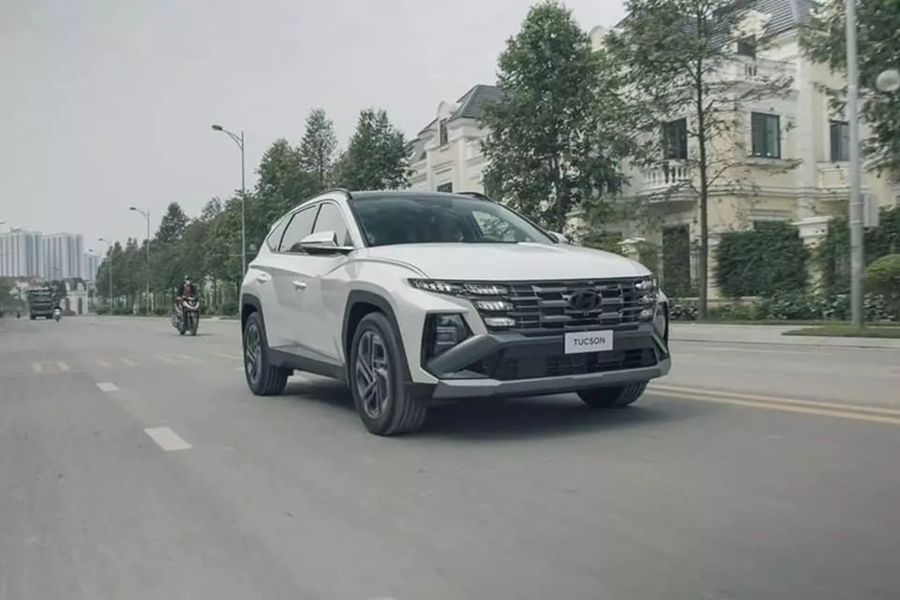 Đúng như tin đồn từ trước đó, ngoài SantaFe, Hyundai Thành Công còn ra mắt thêm một mẫu xe mới nữa tại Việt Nam trong quý IV năm 2024, đó là Tucson. Mới đây, những chiếc  Hyundai Tucson 2025 mới đã bắt đầu xuất hiện trên đường phố Việt Nam. Đây có vẻ là những chiếc xe được dùng để chụp ảnh và quay video quảng cáo.