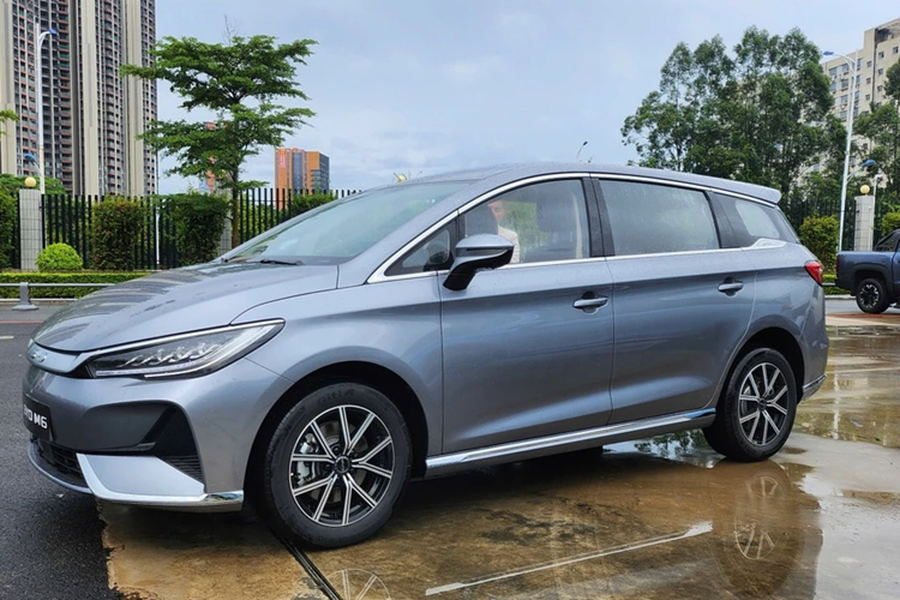 BYD Việt Nam xác nhận sẽ ra mắt mẫu M6 trong tháng 10. Đây là sản phẩm tiếp theo được thương hiệu ôtô Trung Quốc mang về Việt Nam. Về ngoại hình, mẫu xe  MPV điện BYD M6 có kích thước dài x rộng x cao lần lượt là 4.710 x 1.810 x 1.690 mm, chiều dài cơ sở 2.800 mm.