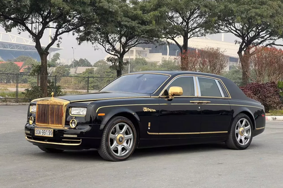 Đầu năm 2025, giới mua bán xe sang ở trong nước đã có dịp xôn xao khi 1 chiếc xe siêu sang  Rolls-Royce Phantom thế hệ thứ 7, với ngoại thất và nội thất có nhiều chi tiết được mạ vàng 24K được rao bán.