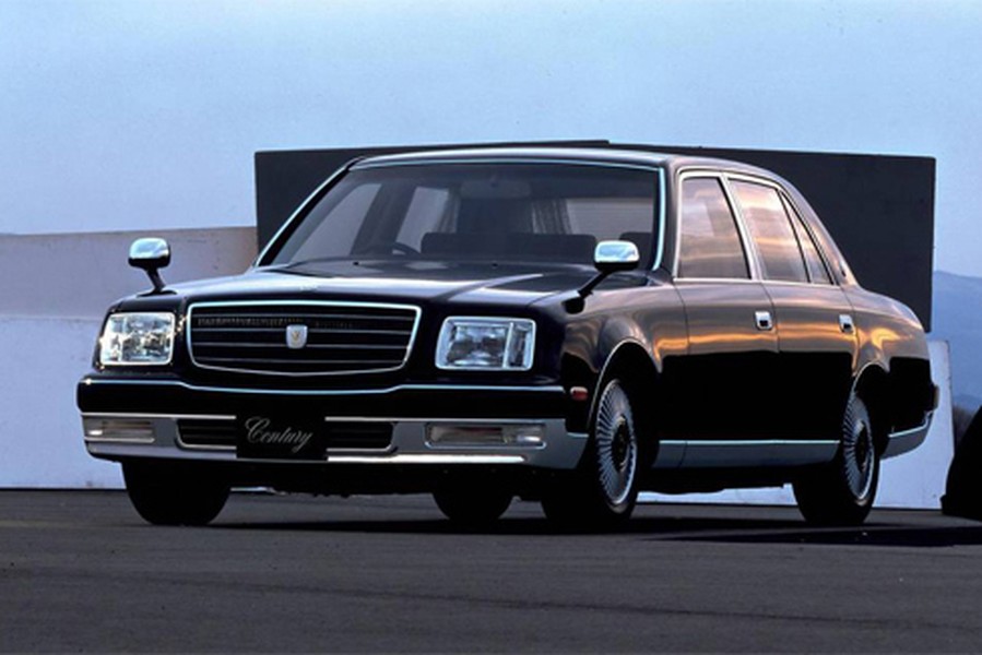 Mẫu xe đầu tiên nằm trong danh sách  xe Limousine đắt nhất là Toyota Century Royal với giá bán 534.135 USD (tương đương 12,101 tỷ đồng). Ra mắt vào năm 1967, Century là mẫu xe sang trọng nhất của Toyota.