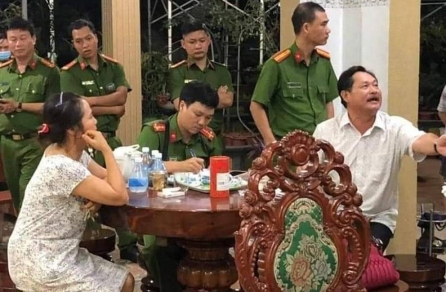  Đại gia Thiện Soi: Ngày 2/12/2020, Công an thị xã Phú Mỹ, Bà Rịa-Vũng Tàu đã bắt giam Lê Thái Thiện (55 tuổi), chủ căn biệt thự Thiện "Soi" (mặt tiền quốc lộ 51 đoạn qua thôn Láng Cát, xã Tân Hải, thị xã Phú Mỹ), cùng con trai là Lê Thái Phong (20 tuổi) về tội cho vay lãi nặng trong giao dịch dân sự và rửa tiền. 