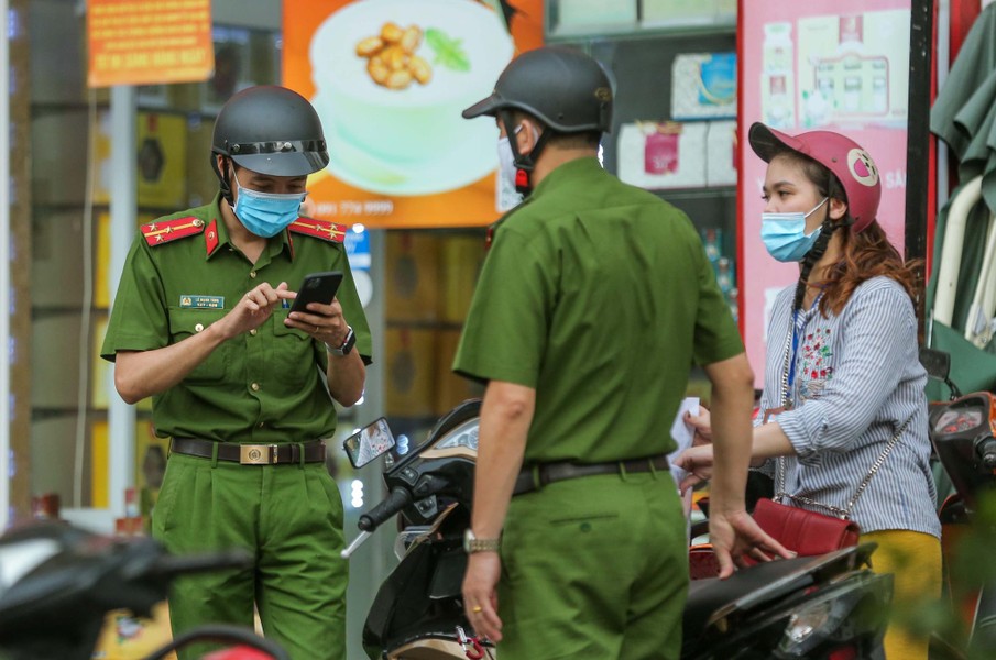 Sau khi thông báo lệnh tạm dừng các hoạt động không thiết yếu như các quán ăn, uống đường phố, trà đá vỉa hè, cà phê vỉa hè để phòng chống dịch COVID-19 trên địa bàn TP Hà Nội, lực lượng chức năng đã có mặt tại nhiều điểm người dân buôn bán, hàng quán vỉa hè để nhắc nhở thu dọn. 