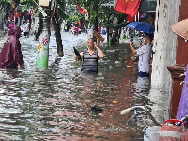 Trận mưa lớn nhất từ đầu năm đến nay kéo dài từ khoảng 3h ngày 26/8 gây  ngập lụt sâu nhiều tuyến đường phố tại TP Hải Phòng. (Ảnh: MXH)