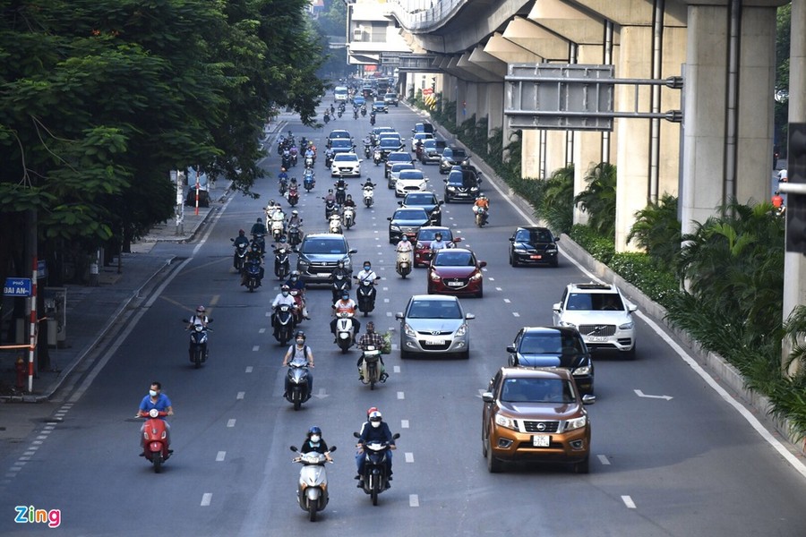 Mặc dù đang trong thời điểm thực hiện giãn cách xã hội, đường phố thủ đô chỉ thực sự vắng vẻ dịp cuối tuần. Vào ngày thường, lưu lượng xe cộ lại tăng lên, đặc biệt là giờ cao điểm. Hình ảnh tại đường Trần Phú, quận Hà Đông lúc 7h ngày 30/8.