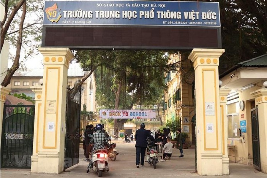 Ngày 6/12, Trường Trung học phổ thông Việt Đức đã tổ chức cho  học sinh khối lớp 12 quay trở lại trường và điều chỉnh việc tổ chức các lớp học theo những phương án mới. (Ảnh: Vietnam+)