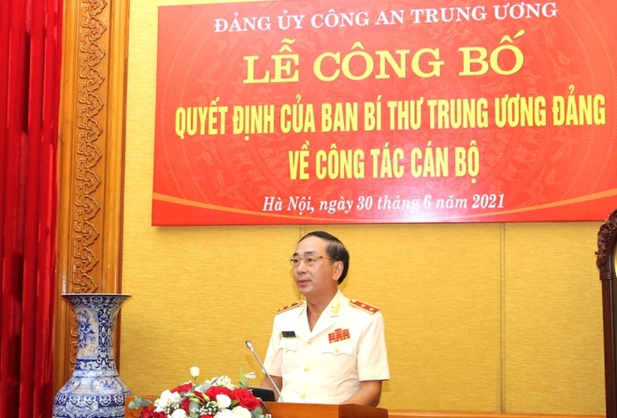  Thượng tướng Trần Quốc Tỏ (SN 1962 tại tỉnh Ninh Bình) trình độ Tiến sĩ Luật học, Tội phạm học, Điều tra tội phạm. Ông Tỏ từng giữ chức Phó tổng cục trưởng Tổng cục Cảnh sát phòng, chống tội phạm, Phó thủ trưởng Cơ quan Cảnh sát điều tra Bộ Công an.