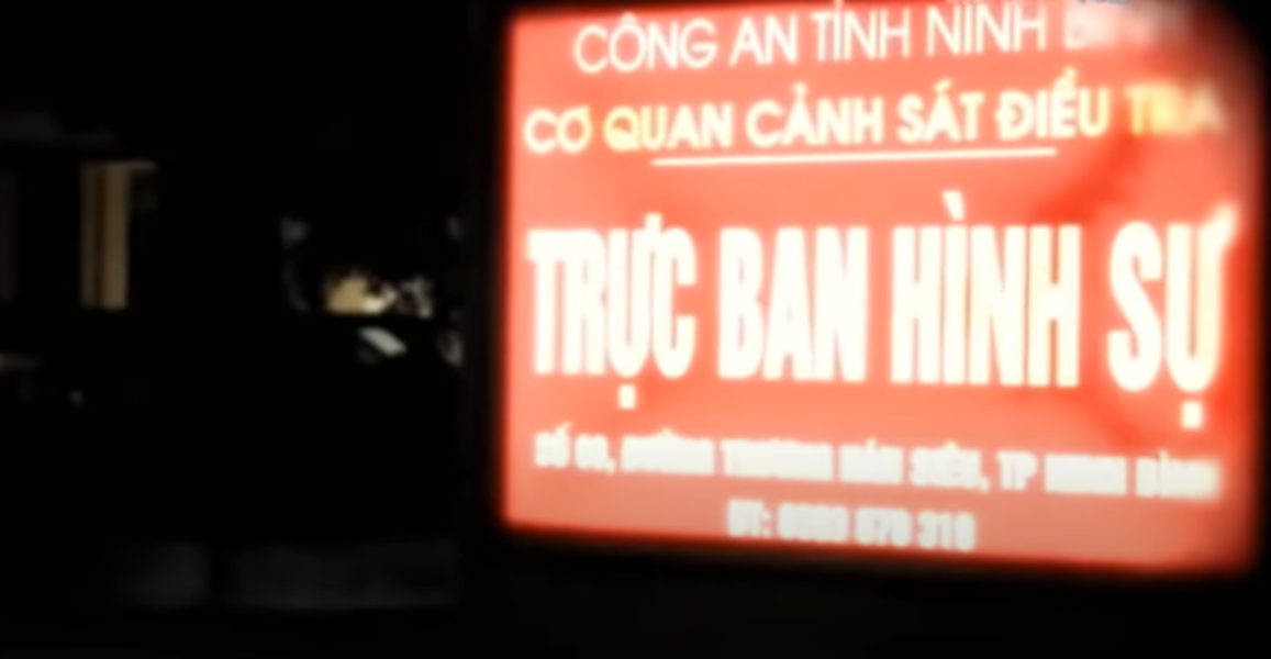 Theo hồ sơ vụ án, khoảng 22h30 ngày 11/10/2016, Phòng Cảnh sát hình sự, Công an tỉnh Ninh Bình nhận được thông tin về việc chị Vũ Thị Ngọc Hà (SN 1985) đã li hôn chồng, hiện đang sinh sống cùng 2 cậu con trai (SN 2007 và 2013) ở phố Phúc Khánh, phường Ninh Sơn (TP Ninh Bình) chết tại phòng ngủ với nhiều vết thương chết người.