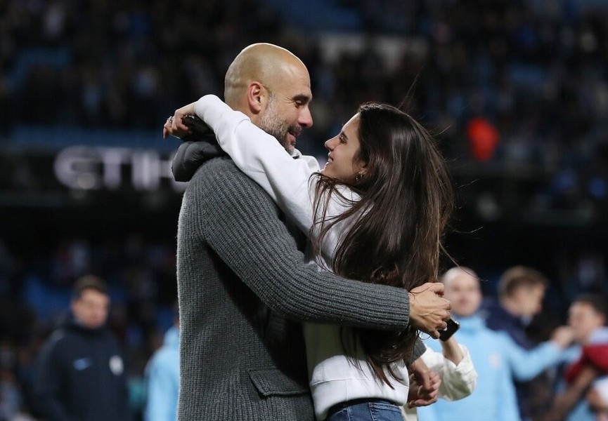 Pep Guardiola hiện được đánh giá là một trong những HLV hay nhất thế giới. Ông cùng Man City hướng tới một mùa giải thành công. Nhà cầm quân người Tây Ban Nha cũng có gia đình nhỏ hạnh phúc. Cô con gái lớn của ông, Maria, nổi tiếng hơn cả.