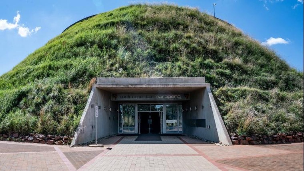  1. Cái nôi của nhân loại (The Cradle Of Humankind): Đây là địa điểm cổ sinh vật học tọa lạc ở tỉnh Gauteng, cách thành phố Johannesburg (Nam Phi) khoảng 50km. Nơi đây nổi tiếng với những nghiên cứu về nguồn gốc và sự tiến hóa của loài người. Địa điểm này được công nhận là di sản thế giới của UNESCO và có số lượng hài cốt tổ tiên loài người cao nhất trên thế giới. Du khách có thể khám phá hoá thạch có niên đại hàng triệu năm ở khu di tích này.