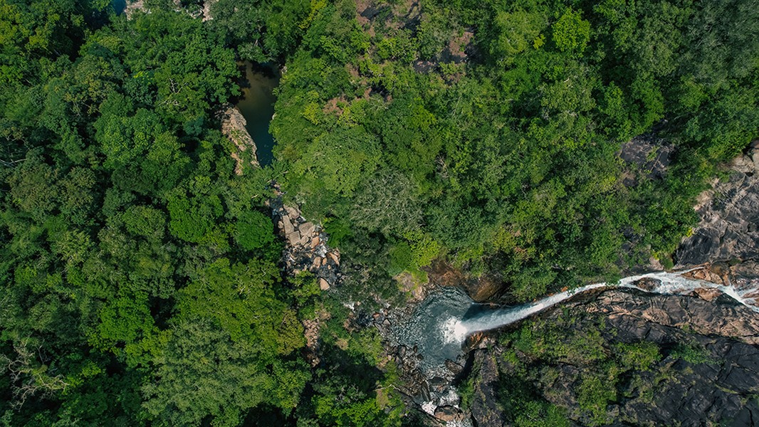 Thác Tà Gụ nằm ở xã Sơn Hiệp, huyện Khánh Sơn, Khánh Hòa; cách sân bay Cam Ranh khoảng 60km. Du khách sẽ đi ngang qua trung tâm thành phố Cam Ranh, rồi rẽ vào đường DT656 và đường đèo Khánh Sơn ngoằn ngoèo với nhiều khúc cua liên tục, uốn lượn giữa rừng thông.