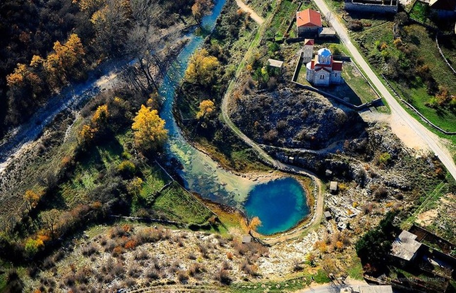 Thượng nguồn của sông Cetina (Croatia) dài hơn 100 km có hình một hồ chứa nước nhỏ nhưng có độ sâu lớn, bắt nguồn từ con suối nằm tại Milasevo, gần làng Cetina. Nhìn từ trên cao, hình ảnh hồ nước gây ấn tượng du khách ngay từ lần đầu tiên nhìn thấy. Địa điểm này được liên tưởng khi mang dáng vẻ của con mắt màu xanh huyền bí. Đó cũng là lý do nơi đầu nguồn của sông Cetina này còn được biết đến với tên gọi "mắt rồng".