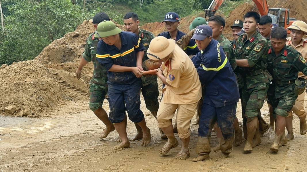  Sạt lở vùi lấp xe khách ở Hà Giang: Ngày 14/7/2024, UBND huyện Bắc Mê, tỉnh Hà Giang, cho biết hiện lực lượng chức năng đã quyết định dừng công tác tìm kiếm, cứu nạn vụ sạt lở đất vùi lấp ô tô khiến 11 người chết, 4 người bị thương, xảy ra sáng 13/7. Các cơ quan chức năng tỉnh Hà Giang đã hoàn tất công tác rà soát số lượng người trên xe khách gặp nạn, qua đó xác minh có một hành khách đã xuống xe dọc đường, về nhà ở TP Hà Giang an toàn. Từ đó, cơ quan chức năng tỉnh Hà Giang xác định tổng số người trên xe khách và người dân bị nạn trong vụ sạt lở đất tại km10+950 (thôn Tả Mò, xã Yên Định, huyện Bắc Mê) là 15 người. 