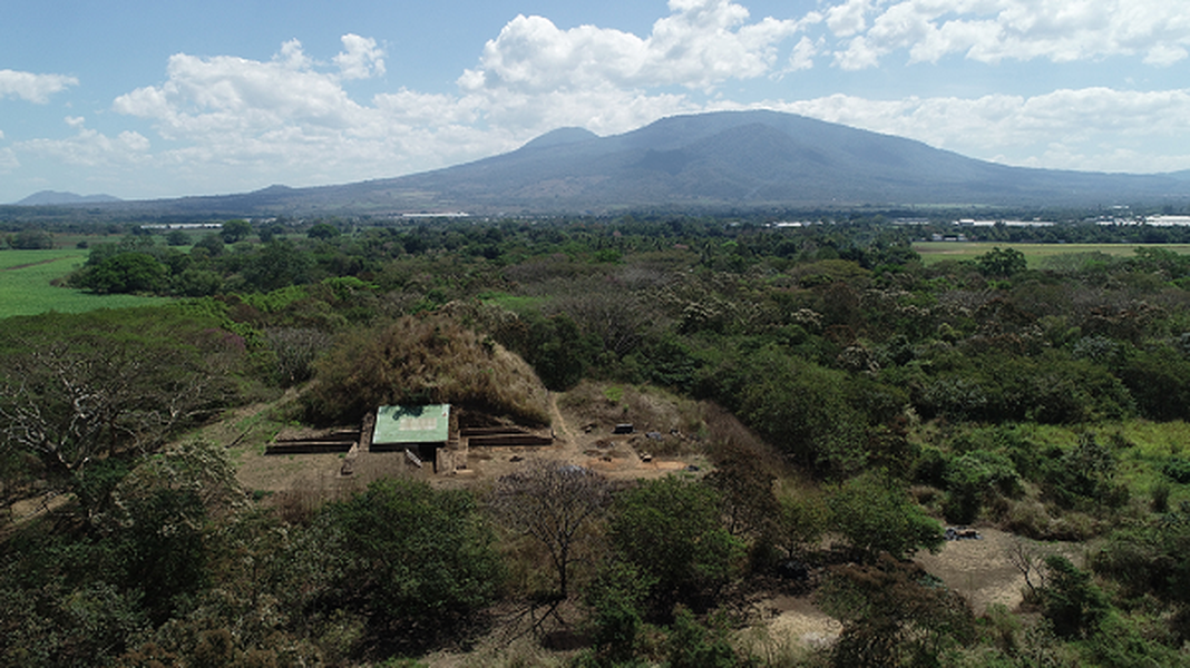 Khoảng năm 539, tại khu vực ngày nay là San Andrés, El Salvador, miệng núi lửa Ilopango phun trào. Vụ phun trào có tên Tierra Blanca Joven và được coi là sự kiện phun trào núi lửa lớn nhất Trung Mỹ trong 10.000 năm 