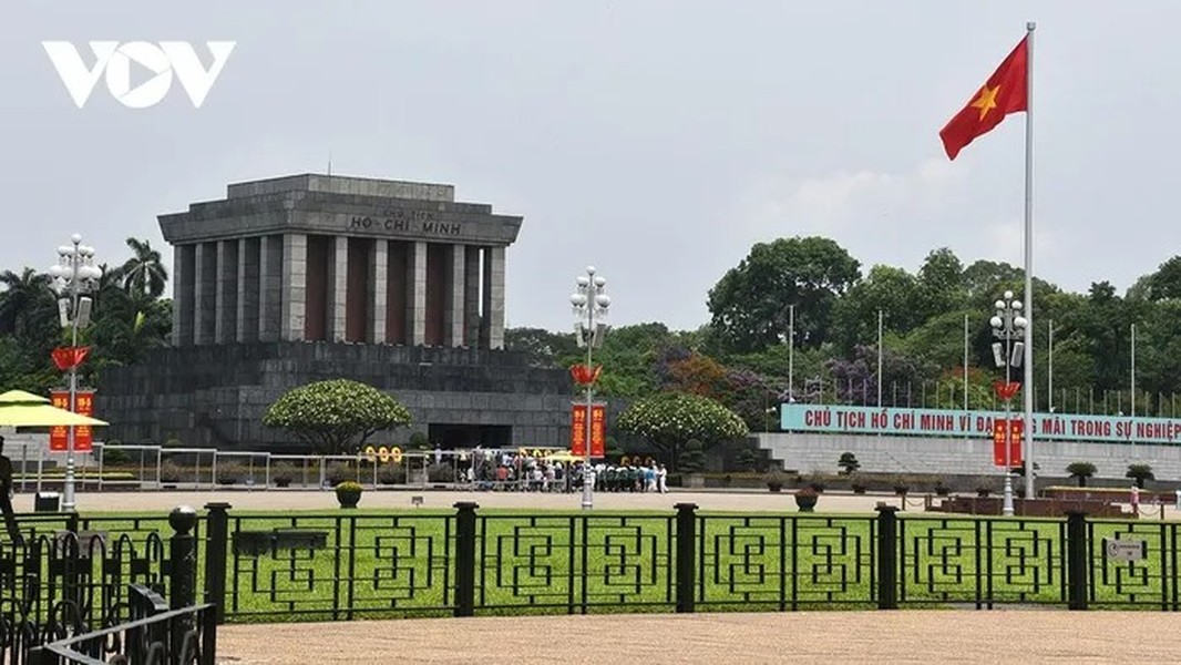 Ngày 19/5, ngày sinh Chủ tịch Hồ Chí Minh là ngày lễ kỷ niệm trọng đại với người Việt Nam. Từ sáng sớm, dòng người xếp hàng vào Lăng Chủ tịch Hồ Chí Minh viếng Bác.