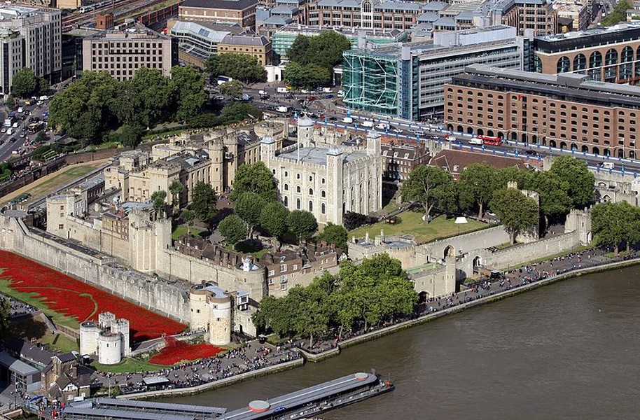 Nằm ở trung tâm thủ đô London, trên bờ Bắc của sông Thames,  tháp London là một công trình lịch sử tầm cỡ, niềm tự hào của người dân nước Anh.