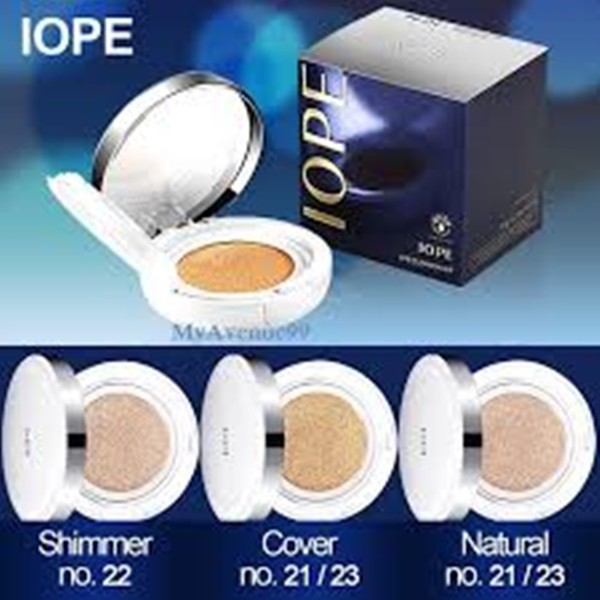 IOPE Air Cushion. Dù xuất xưởng đã mấy năm qua nhưng dòng phấn này vẫn gây sốt với các tín đồ làm đẹp bởi đặc tính của dòng  phấn đa tác dụng, độ mỏng nhẹ khi tán trên da do chất kem lỏng như thạch, mềm hơn cả thạch sữa chua tạo cảm giác đánh mà như không cho các nàng. Ảnh: Muasam.