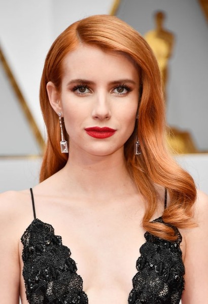 Emma Roberts Nữ diễn viên trẻ xinh đẹp Emma Roberts quyến rũ với mái xoăn tóc vàng dâu nổi bật và màu son đỏ lì kiêu kỳ, sang trọng.