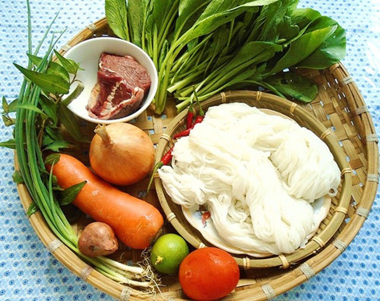 1. Phở xào bò. Nguyên liệu: Bánh phở, thịt bò, rau cải ngọt, hành tây, giá, cà rốt, tỏi tây, cần tây, cà chua, bột năng, tỏi, hạt nêm, xì dầu, dầu ăn, chanh tươi, tương ớt, tiêu. Ảnh: eva.vn.