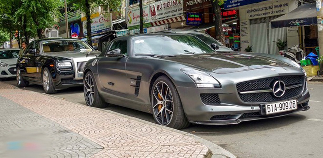 Bộ đôi  siêu xe của nhà Hà Tăng gồm có Mercedes SLS AMG GT Final Edition và xe siêu sang Rolls-Royce T Ghost. Theo đánh giá của giới chơi xe, đây là hai siêu xe hạng sang bậc nhất ở Việt Nam có giá lên đến hàng chục tỷ đồng. Ảnh: Zing.