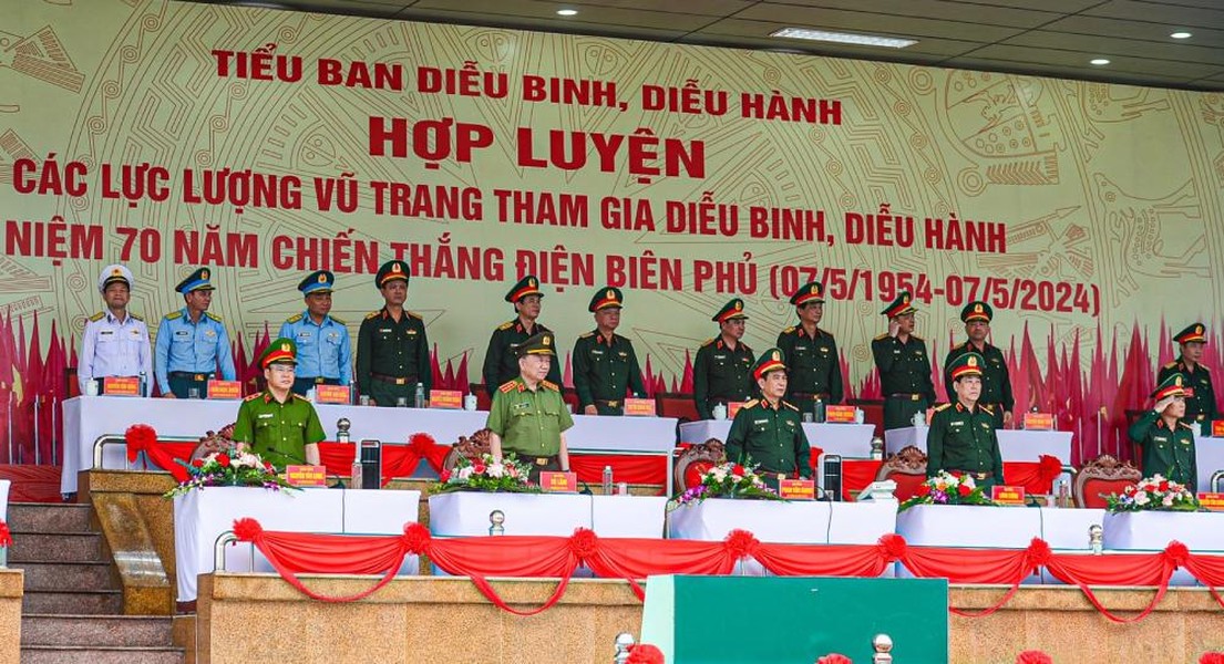 Tham dự buổi hợp luyện có các Ủy viên Bộ Chính trị: Đại tướng Phan Văn Giang - Phó Bí thư Quân ủy Trung ương, Bộ trưởng Bộ Quốc phòng; Đại tướng Tô Lâm, Bí thư Đảng ủy Công an Trung ương, Bộ trưởng Bộ Công an; Đại tướng Lương Cường, Ủy viên Thường vụ Quân ủy Trung ương, Chủ nhiệm Tổng cục Chính trị Quân đội nhân dân Việt Nam.