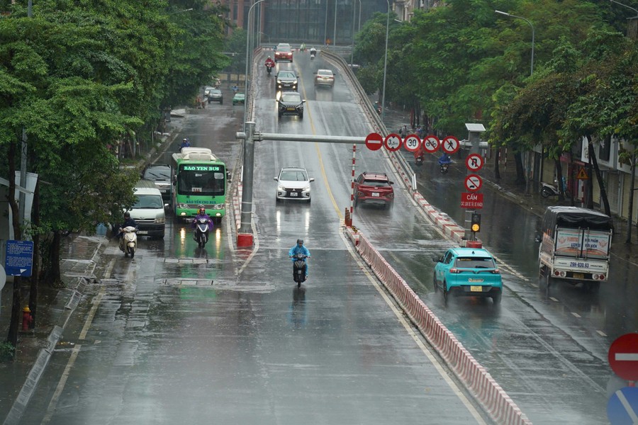 Sáng 7/9, thời tiết Hà Nội luôn trong tình trạng mưa cùng gió lớn. Trước sự ảnh hưởng của  cơn bão số 3, người dân Thủ đô được cơ quan chức năng khuyến cáo hạn chế ra ngoài đường, tránh gặp rủi ro.