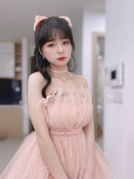 Mèo 2k4, có tên thật là Nguyễn Hoa, là một nữ  streamer xinh đẹp, trong trẻo như búp bê.