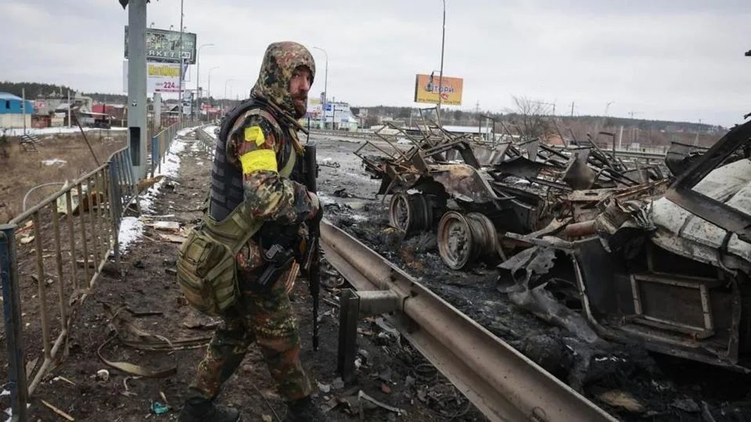 Nhìn từ bề ngoài, những thông tin về việc Ukraine chặn được quân Nga không phải là không có lý, nhất là mấy ngày gần đây,  Quân đội Nga quả thực đã có những thiệt hại đầu tiên và không thể thắng áp đảo được những đơn vị chiến đấu hạng nặng của Quân đội Ukraine và những nơi quan trọng về mặt chiến lược. 