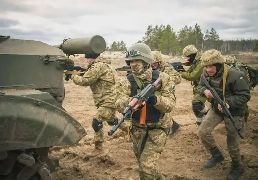 Ukraine đã huy động 20.000 quân, hàng trăm xe tăng và xe bọc thép, cùng hàng nghìn tấn vật tư tới biên giới Kursk trong vài tuần. Tuy nhiên, Kiev đã đánh lừa được cả thế giới. Cơ quan An ninh Nga không tìm thấy, Biên phòng Nga không tìm thấy, Cơ quan Tình báo Quân đội Nga không tìm thấy.