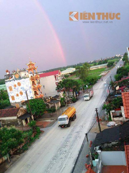 Tại ngôi làng nhỏ của xã Ngũ Lão, huyện Kim Động, Hưng Yên, một ngôi nhà có lối kiến trúc kỳ lạ với nhiều họa tiết và các đồ dùng trang trí lạ lẫm, mang  tính chất tâm linh, phong thủy đã khiến người qua đường không khỏi tò mò.   