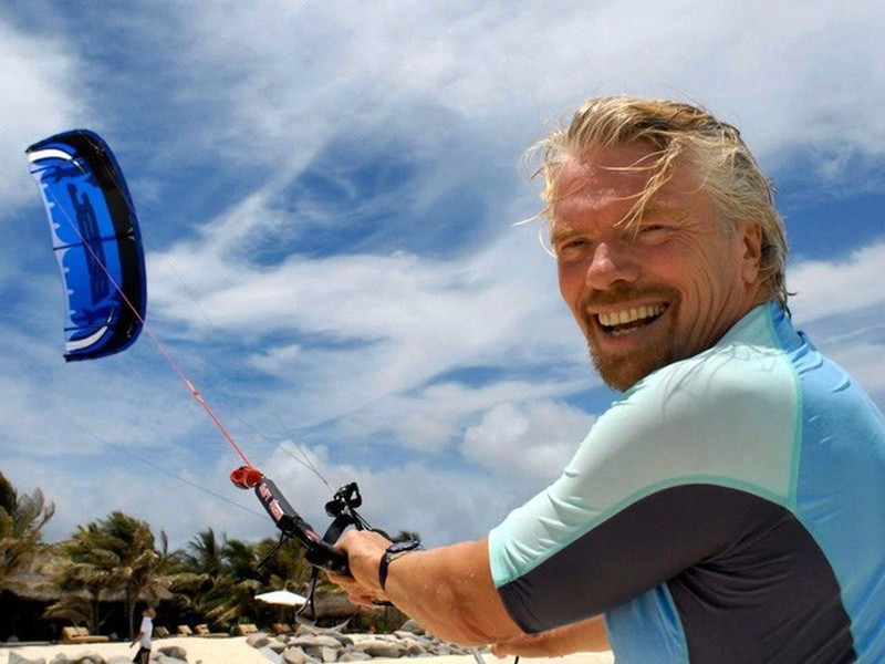  Tỷ phú Richard Branson là Chủ tịch của Virgin, ông được xếp thứ 5 trong danh sách các doanh nhân giàu nhất nước Anh, và xếp thứ 254 trong danh sách tỷ phú của tạp chí Forbes năm 2011.