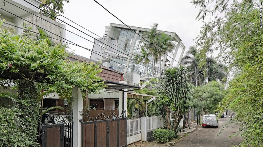  Ngôi nhà nghiêng độc đáo ở Jakarta có tên Rumah Miring hay ngôi nhà đặc biệt nằm nổi bật giữa khu dân cư đông đúc ở phía Nam thành phố.