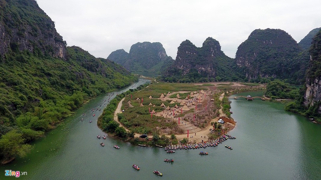 Sáng 15/4, Ban quản lý khu du lịch Tràng An, Ninh Bình bắt đầu mở cửa miễn phí phim trường Kong: Skull Island (Kong: Đảo đầu lâu) cho du khách tham quan. Trong đó, làng thổ dân được phục dựng nguyên mẫu như trong  phim Đảo đầu lâu.