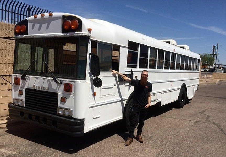 Chiếc xe bus cũ này hiện đang “nhà” của vợ chồng anh Luke Davis, 28 tuổi, ở Oswego, bang Illinois, Mỹ. Ảnh: Imgur. 