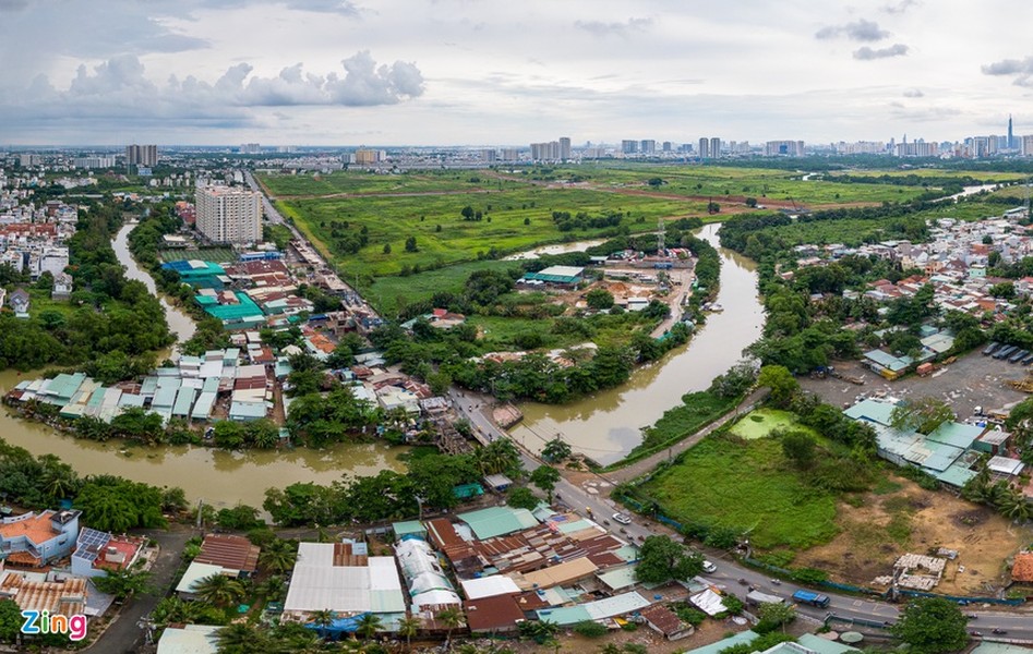 Sông Rạch Chiếc thuộc địa bàn TP Thủ Đức và cách khu trung tâm quận 1 khoảng 10 km về phía Đông. Sát kề bờ sông là hàng loạt  dự án bất động sản với quy mô từ vài chục cho đến hàng trăm ha, được hứa hẹn sẽ trở thành một trong những khu vực thu hút lượng lớn cư dân về sinh sống tại TP Thủ Đức.