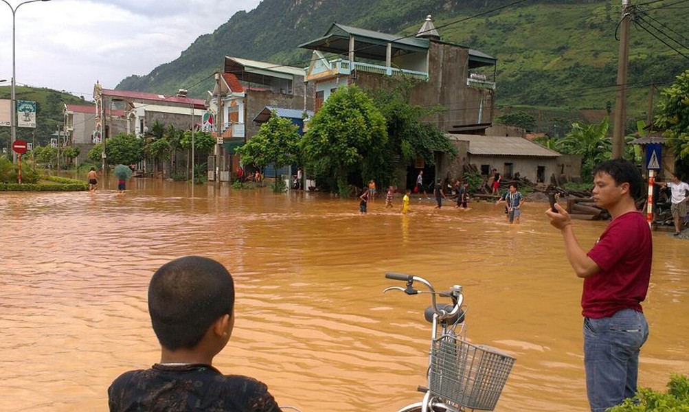 Nước lũ dâng cao đột biến khiến huyện Quỳnh Nhai (Sơn La) chìm trong biển nước. Người dân đi lại rất khó khăn.