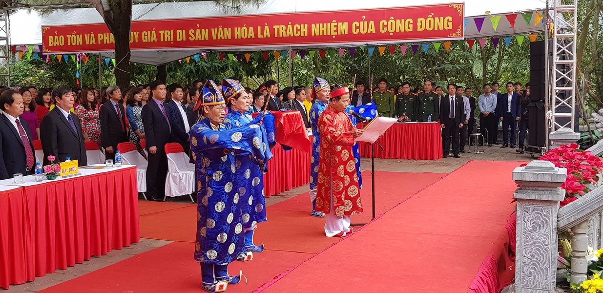 Sáng ngày 12/2 (mùng 8 Tết Nguyên đán), tại đền thờ Nhà giáo Chu Văn An, UBND thị xã Chí Linh (tỉnh Hải Dương) phối hợp với Sở Thông tin và Truyền thông Hải Dương tổ chức  lễ khai bút và khai mạc hội sách Xuân Kỷ Hợi 2019. Ảnh: Đọc văn tế ca ngợi công lao, phẩm chất, khí tiết của Nhà giáo Chu Văn An.