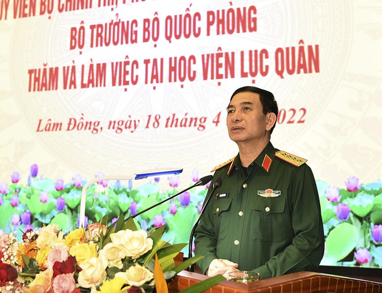  Bộ trưởng Bộ Quốc phòng làm việc tại Học viện Lục quân: Ngày 18/4, Đại tướng Phan Văn Giang - Bộ trưởng Bộ Quốc phòng dẫn đầu đoàn công tác làm việc tại Học viện Lục quân (Lâm Đồng). Sau khi nghe báo cáo của Giám đốc Học viện Lục quân đánh giá những hoạt động trong công tác đào tạo, huấn luyện của Học viện, gợi mở nhiều giải pháp, định hướng có ý nghĩa quan trọng. (Ảnh: Mod)